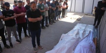 Mueren hermanos palestinos en ataque israelí con drones en campamento de tiendas en Gaza