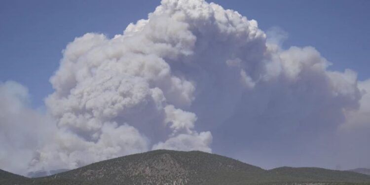 Incendio en Utah, el mayor en EEUU se propaga velozmente y provoca más evacuaciones