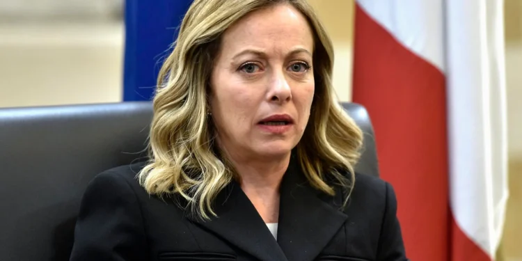Giorgia Meloni acusa a Trump de inventar que le rogó por una foto