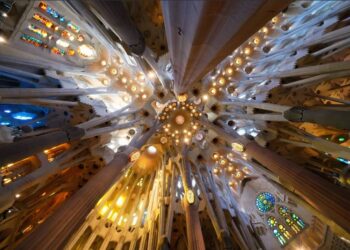El papa elogia la Sagrada Familia de Barcelona como obra maestra de piedra, color y luz