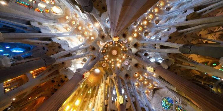 El papa elogia la Sagrada Familia de Barcelona como obra maestra de piedra, color y luz