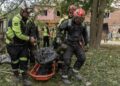 Rusia ataca un edificio de apartamentos en Járkiv, Ucrania, y mata a 1 persona