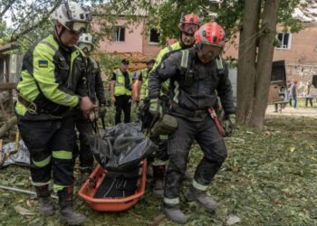 Rusia ataca un edificio de apartamentos en Járkiv, Ucrania, y mata a 1 persona