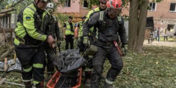 Rusia ataca un edificio de apartamentos en Járkiv, Ucrania, y mata a 1 persona