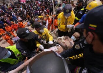 Cuadrillas aceleran ritmo en busca de sobrevivientes 4 días después de sismos en Venezuela