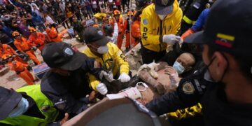 Cuadrillas aceleran ritmo en busca de sobrevivientes 4 días después de sismos en Venezuela