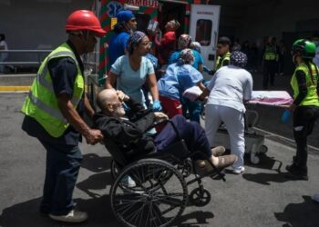 «Pagamos para ir a trabajar», así atienden los médicos en Venezuela a los heridos por los terremotos