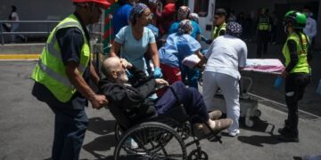 «Pagamos para ir a trabajar», así atienden los médicos en Venezuela a los heridos por los terremotos