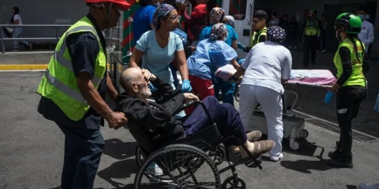 «Pagamos para ir a trabajar», así atienden los médicos en Venezuela a los heridos por los terremotos