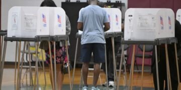 Jueza federal impide que gobierno de Trump exija prueba de ciudadanía para votar