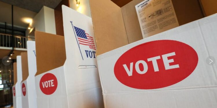 Jueza de EEUU bloquea uso de base de datos federal para verificar ciudadanía de votantes