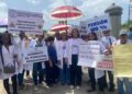 Tensión frente al Palacio: gremios de la salud exigen al Gobierno nombramientos, mejores salarios y ser escuchados