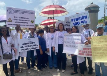 Tensión frente al Palacio: gremios de la salud exigen al Gobierno nombramientos, mejores salarios y ser escuchados