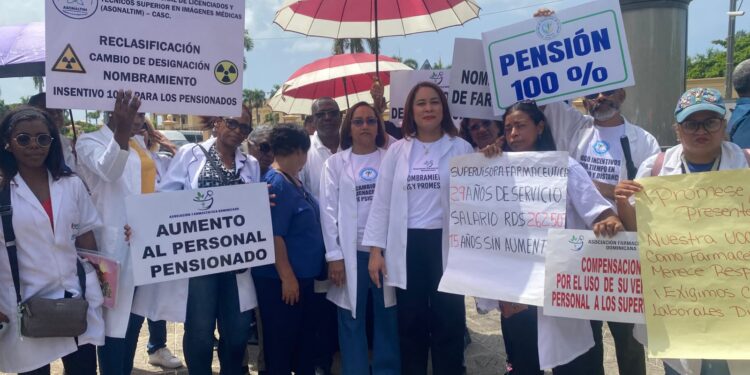 Tensión frente al Palacio: gremios de la salud exigen al Gobierno nombramientos, mejores salarios y ser escuchados