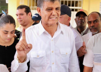 Regidores de Santo Domingo Oeste aprueban permiso de trabajo a Francisco Peña