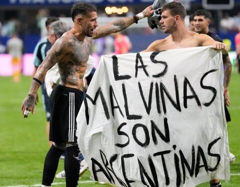 Reino Unido insta a la FIFA a investigar a Argentina por pancarta sobre Malvinas en el Mundial