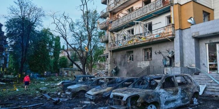 Ataques rusos matan a 6 en Kiev y otras ciudades de Ucrania, exponiendo fallas de defensa antiaérea