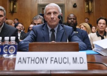 Fauci invoca la Quinta Enmienda y se niega a testificar ante senadores sobre el COVID-19