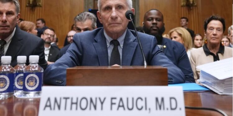 Fauci invoca la Quinta Enmienda y se niega a testificar ante senadores sobre el COVID-19