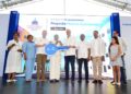 El presidente Luis Abinader entrega la llave simbólica del apartamento a María González Bautista, en el proyecto habitacional Nueva Esperanza, Boca Chica; les acompañan Josefa Castillo, Lucrecia Santana, Victor Bisonó, Ramón Arístides Candelario, Ysidro García y Winfield Sharp Guzmán.