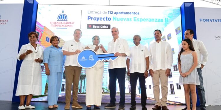 El presidente Luis Abinader entrega la llave simbólica del apartamento a María González Bautista, en el proyecto habitacional Nueva Esperanza, Boca Chica; les acompañan Josefa Castillo, Lucrecia Santana, Victor Bisonó, Ramón Arístides Candelario, Ysidro García y Winfield Sharp Guzmán.