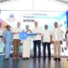 El presidente Luis Abinader entrega la llave simbólica del apartamento a María González Bautista, en el proyecto habitacional Nueva Esperanza, Boca Chica; les acompañan Josefa Castillo, Lucrecia Santana, Victor Bisonó, Ramón Arístides Candelario, Ysidro García y Winfield Sharp Guzmán.