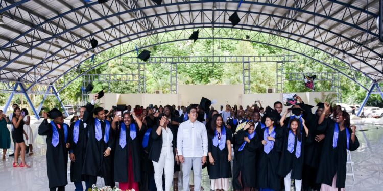 Felipe Suberví encabeza graduación de 24 bachilleres técnicos del Liceo CAASD