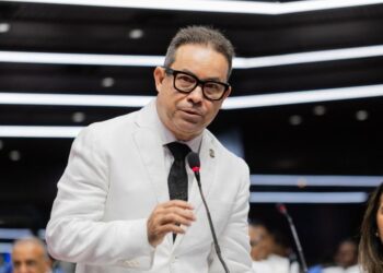 PRM reelige a Amado Díaz como vocero del Bloque de Diputados