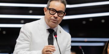 PRM reelige a Amado Díaz como vocero del Bloque de Diputados