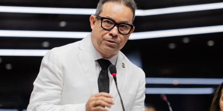 PRM reelige a Amado Díaz como vocero del Bloque de Diputados