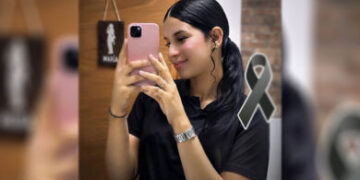 Joven muere al ser aplastada por un gredar en Santiago