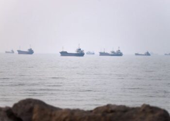 Irán advierte a petroleros que usen sus rutas aprobadas en estrecho o habrá “respuesta enérgica”