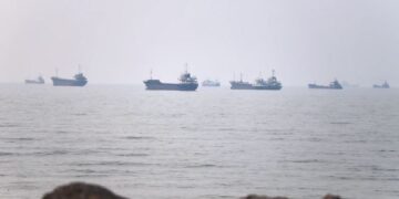 Irán advierte a petroleros que usen sus rutas aprobadas en estrecho o habrá “respuesta enérgica”