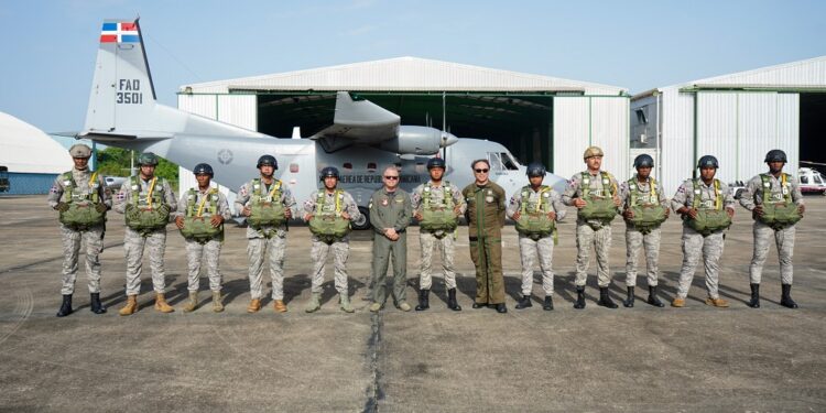 Comandante de la FARD incorpora nuevos sistemas de paracaídas en el «Comando de Fuerzas Especiales»