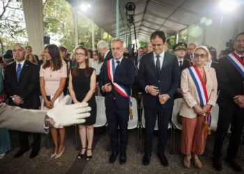 Francia recuerda a las víctimas de la redada antisemita del Vel d’Hiv tras vandalismo en París