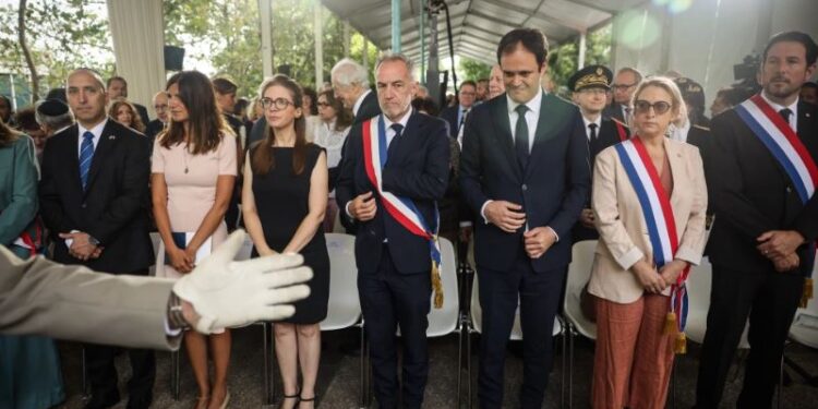 Francia recuerda a las víctimas de la redada antisemita del Vel d’Hiv tras vandalismo en París