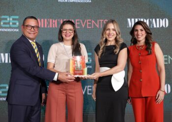 Banco Caribe y Revista Mercado reconocen a Elvira Garrido