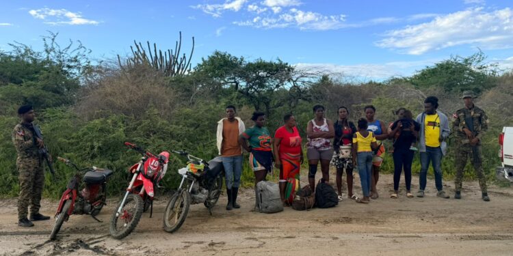 Soldados del Ejército frustran tráfico de indocumentados en Montecristi