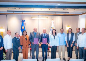 Senado firma alianza con UNAPEC para fortalecer formación de su personal y servicios bibliotecarios