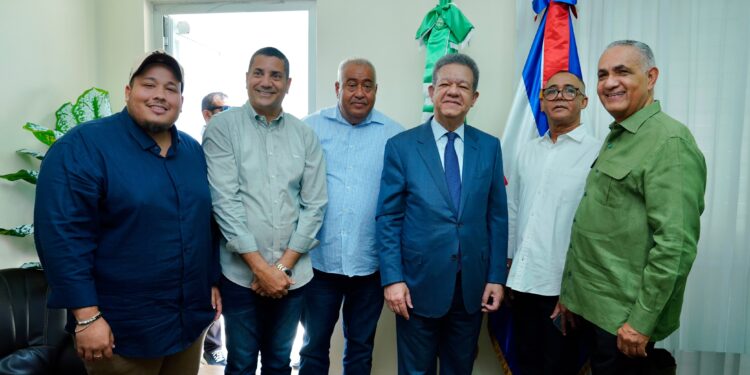 Visita de Leonel a María Trinidad Sánchez sigue generando nuevas adhesiones a la FP: juramenta otro regidor