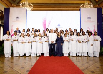 Presidente Abinader encabeza sexta edición del premio Supérate Mujer