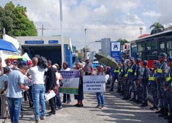 Maestros Pensionados y Jubilados Realizan Piquete Frente al Inabima