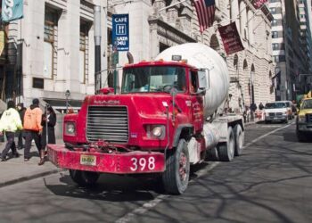 Aumentarían multas en NYC a conductores de camiones y autobuses dejen motor encendido