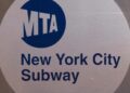Propone aumentar tarifa del metro, autobuses, puentes y túneles en NYC para el 2027