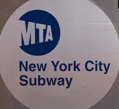 Propone aumentar tarifa del metro, autobuses, puentes y túneles en NYC para el 2027
