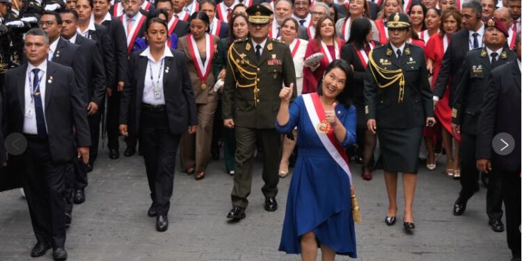 Conservadora Keiko Fujimori asume la presidencia de Perú con la promesa de enfrentar la inseguridad