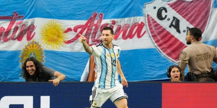 Lionel Messi celebra tras marcar un gol para Argentina en el partido contra Cabo Verde en los 16vos de final del Mundial, el viernes 3 de julio de 2026, en Miami Gardens, Florida. (AP Foto/Rebecca Blackwell)Rebecca Blackwell