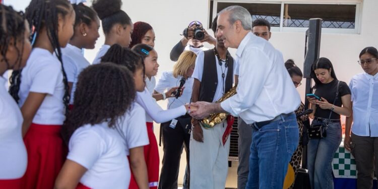 Abinader entrega moderno Centro de Iniciación Deportiva en la Escuela Santo Domingo Savio