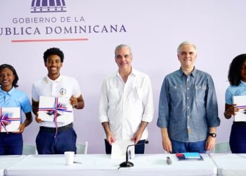 Presidente Abinader escucha inquietudes de estudiantes de Samaná