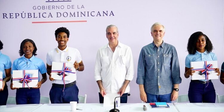 Presidente Abinader escucha inquietudes de estudiantes de Samaná